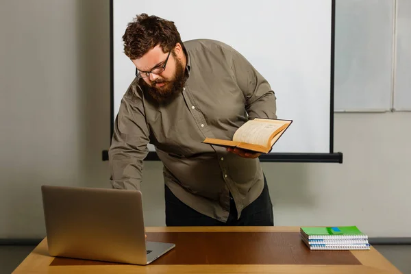 Lehrer Mit Buch Und Laptop Foto Erwachsener Lehrer Arbeitet Laptop — Stockfoto