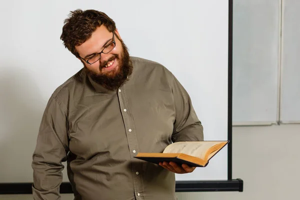 Dicker Junger Mann Mit Brille Buch Auf Weißem Hintergrund — Stockfoto