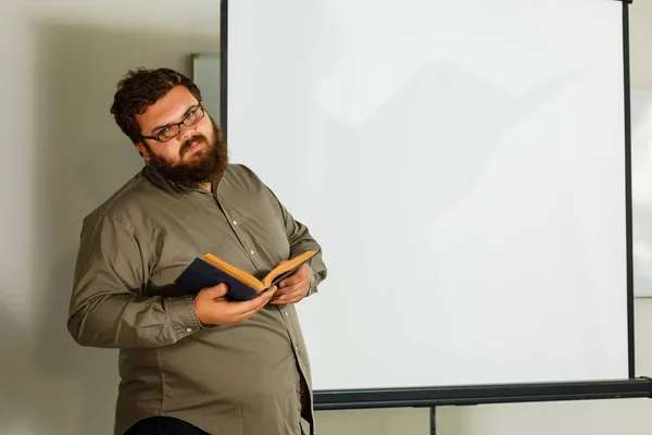 Dicker Junger Mann Mit Brille Buch Auf Weißem Hintergrund — Stockfoto