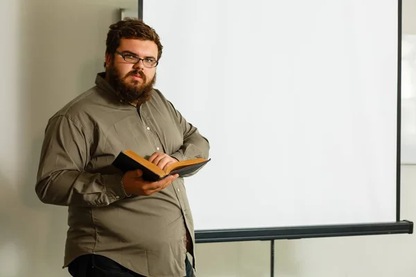 Bärtiger Mann Mit Brille Und Buch Auf Weißem Hintergrund — Stockfoto