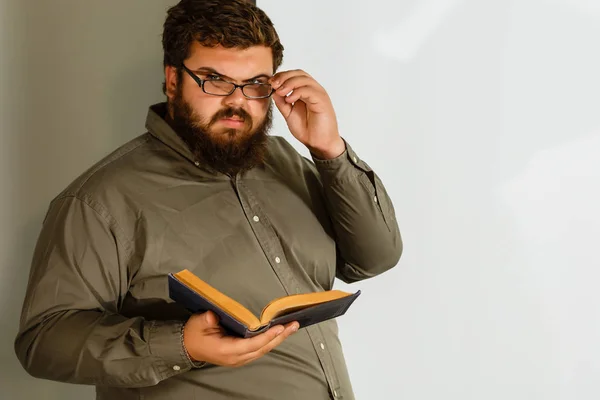 Bärtiger Mann Mit Brille Und Buch Auf Weißem Hintergrund — Stockfoto