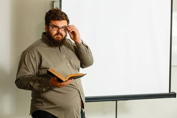 Homme Barbu Avec Des Lunettes Tenant Livre Debout Sur Fond — Photo