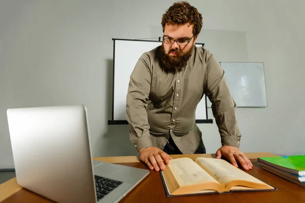 Pensivo Europeu Empresário Livro Leitura Área Trabalho Com Laptop — Fotografia de Stock