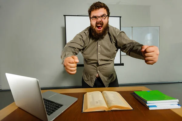 Portrait Professeur Barbu Sérieux Avec Livre Ordinateur Portable — Photo