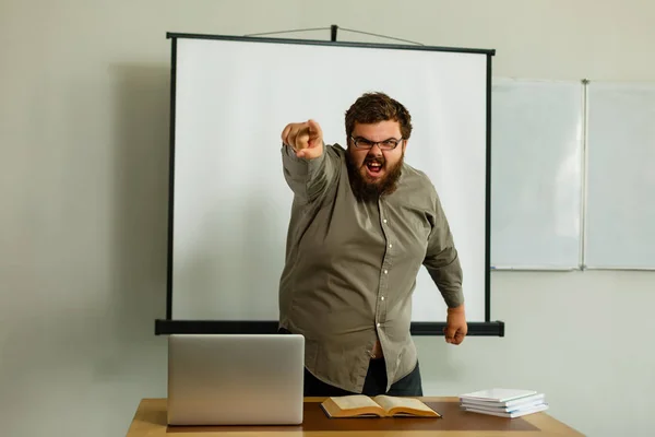 Ritratto Serio Professore Barbuto Con Libro Portatile — Foto Stock