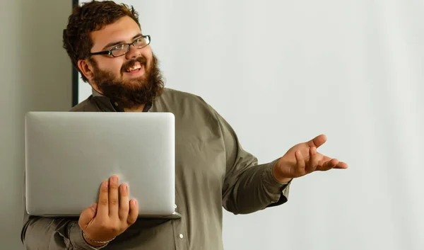 Mannelijke Leraar Dragen Van Bril Met Laptop Staan Witte Achtergrond — Stockfoto