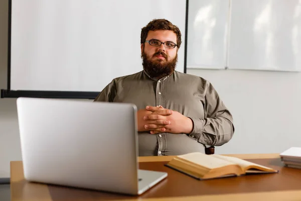 Kövér Tanár Szemüveg Laptop Fehér Háttér — Stock Fotó