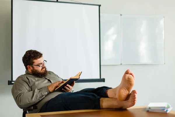 Ernster Bärtiger Mann Liest Buch Tisch — Stockfoto