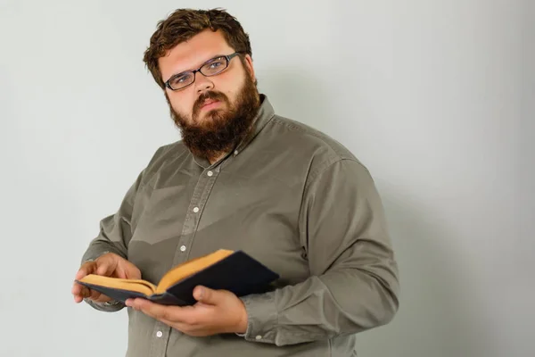 Retrato Del Estudiante Masculino Leyendo Libro Pie Sobre Fondo Gris — Foto de Stock