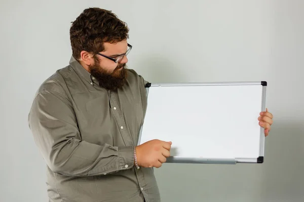 长胡子的老师站立在光演播室背景与空白板 — 图库照片