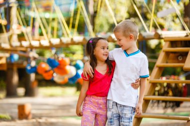 Erkek ve kız eğleniyor oynarken gülümseyen açık havada faaliyetleri yapıyor