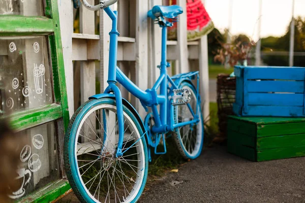 Decoração Bicicleta Vintage Edifício Branco Com Porta Verde Velho Azul — Fotografia de Stock