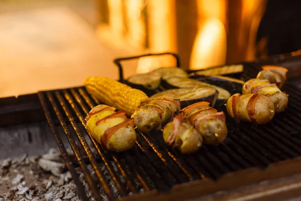 Selectieve Aandacht Van Zijaanzicht Van Grillen Van Suikermaïs Zoete Aardappel — Stockfoto