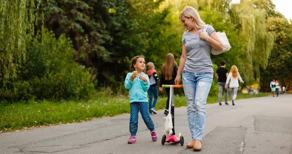 Mother Daughter Walking Path — Stock Photo, Image