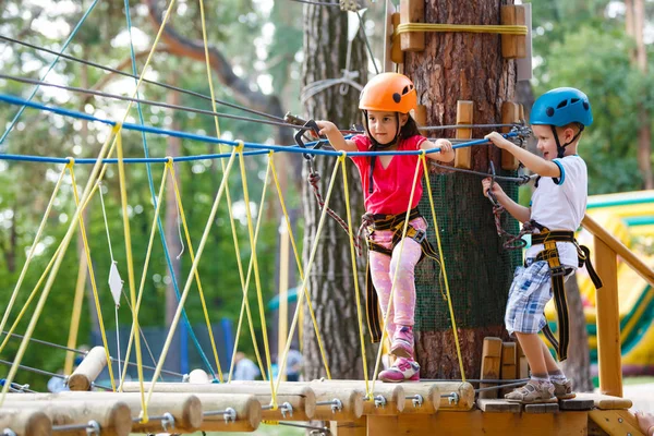 Bambino Ragazzo Ragazza Arrampicata Corde Attrezzature Sul Parco Giochi — Foto Stock