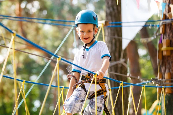 Ragazzo Sale Parco Corde — Foto Stock