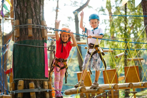 Enfant Garçon Fille Grimpant Sur Les Cordes Équipement Sur Aire — Photo