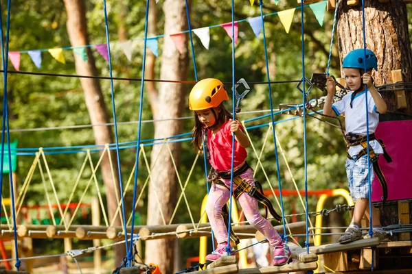 Bambino Ragazzo Ragazza Arrampicata Corde Attrezzature Sul Parco Giochi — Foto Stock