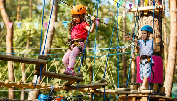 Menino Menina Escalando Cordas Equipamentos Playground — Fotografia de Stock