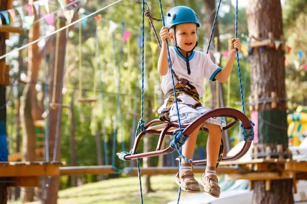 Mały Chłopiec Zabawy Park Linowy — Zdjęcie stockowe