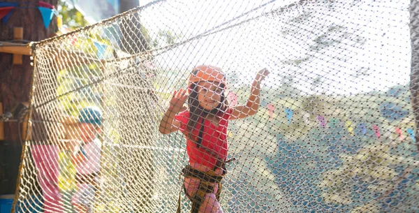 Pequena Menina Bonita Sobe Chicote Cordas Parque Cidade Verão — Fotografia de Stock