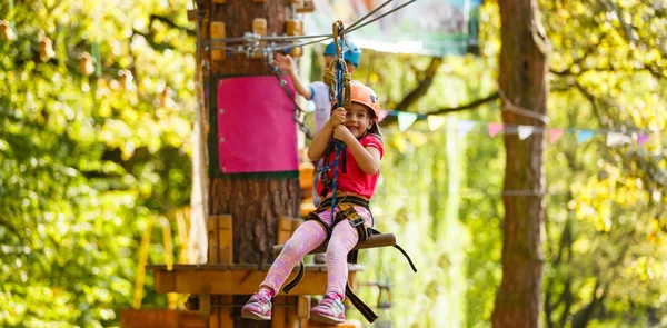 Felice Bambina Parco Corda Sullo Sfondo Legno — Foto Stock