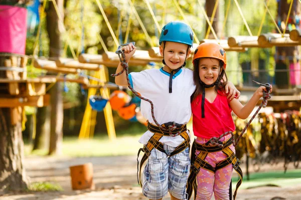 Sonriente Chico Chica Divirtiéndose Haciendo Actividades Aire Libre Concepto Infancia — Foto de Stock