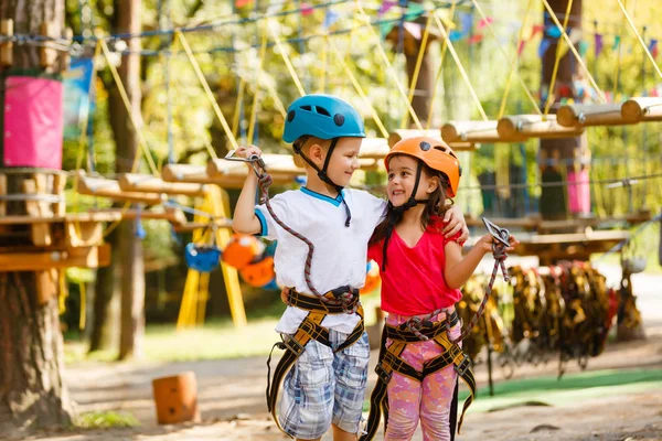 Sonriente Niño Niña Jugando Cuando Divierten Haciendo Actividades Aire Libre — Foto de Stock