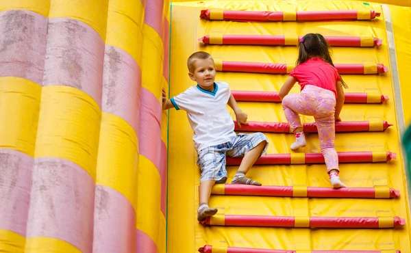 Skákání Trampolíně Barevné Děti — Stock fotografie