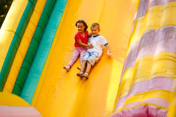 Çocuklar Renkli Trambolin Üzerinde Atlama — Stok fotoğraf