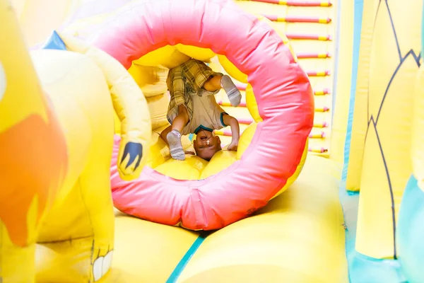 Enfants Sautant Sur Trampoline Coloré — Photo