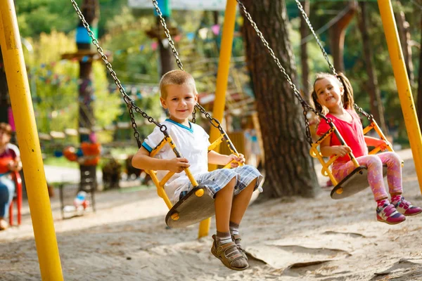 Lachende Kleine Jongen Meisje Een Schommel Kinderen Spelen Buiten Zomer — Stockfoto