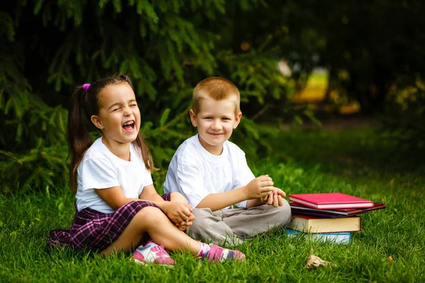 Twee Kinderen Lezingsboeken Zittend Groen Gras Park — Stockfoto