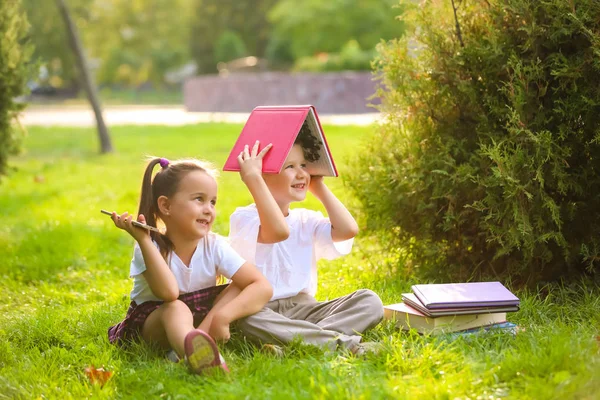Chico Chica Divirtiéndose Sentado Verde Parque Con Libros — Foto de Stock