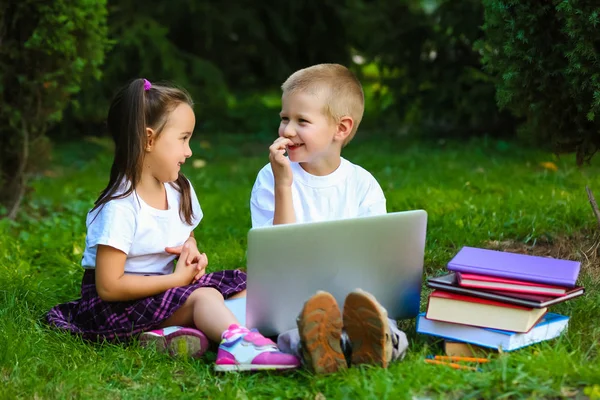 Kluk Dívka Parku Sledování Laptop — Stock fotografie