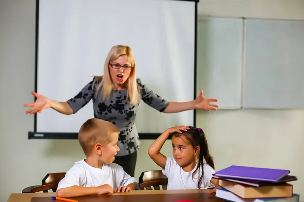 Menino Menina Estudando Sentado Mesa Ouvindo Explicação Professor — Fotografia de Stock