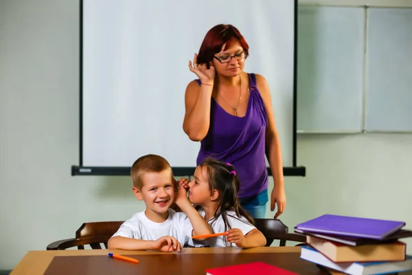 Menino Menina Estudando Sentado Mesa Ouvindo Explicação Professor — Fotografia de Stock