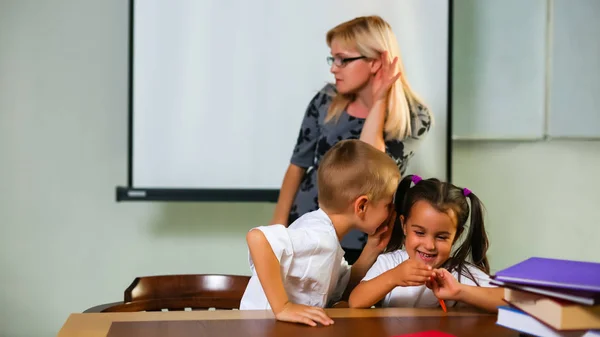 Menino Menina Estudando Sentado Mesa Ouvindo Explicação Professor — Fotografia de Stock