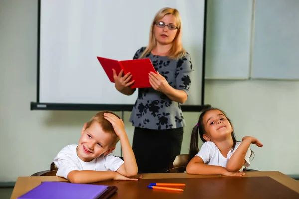 Liten Pojke Och Flicka Studerar Skolbarnen Arbetar Lektion Läraren Förklarar — Stockfoto