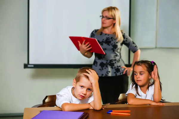 Menino Menina Estão Estudando Miúdos Escola Trabalham Aula Professor Explica — Fotografia de Stock