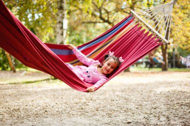 tatlı küçük kız bahçesinde hamak dinlenme