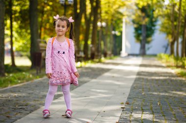 okula bir sırt çantası ile küçük kız öğrenci