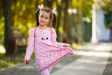 okula bir sırt çantası ile küçük kız öğrenci