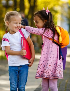 iki küçük çocukla beraber okula