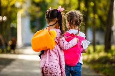 okula geri dönmeyi son derece heyecanlı hissediyorum çok güzel liseli kızlar