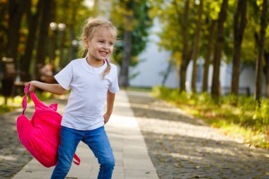 Sırt çantalı küçük kız.