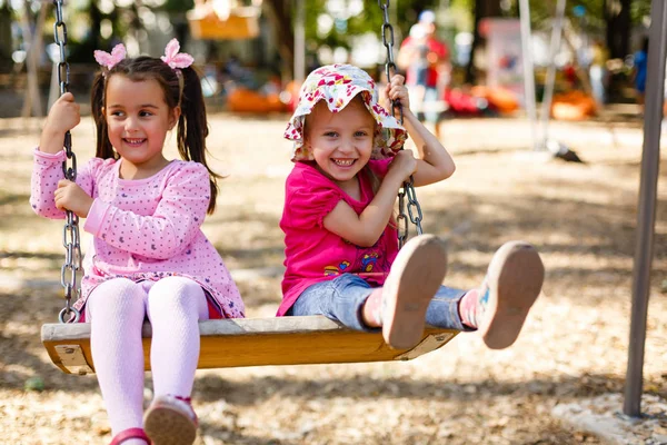 Twee Mooie Meisjes Een Schommels Buiten Speeltuin Zomer — Stockfoto