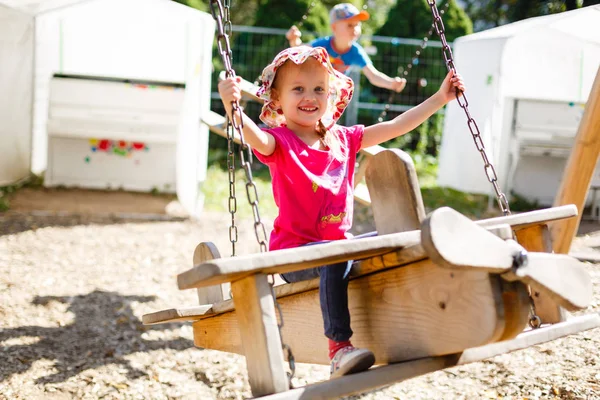 Schattig Klein Meisje Paardrijden Houten Vliegtuig Schommel Speeltuin — Stockfoto