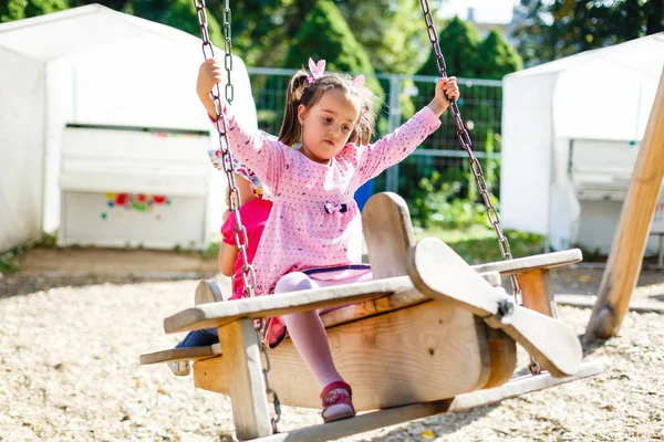 Een Schattig Jong Meisje Rijden Een Ketting Carrousel Swing Meisje — Stockfoto