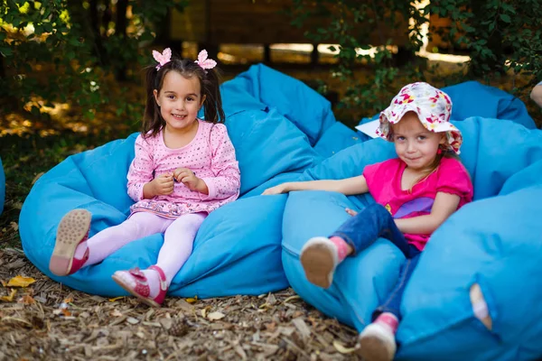 Gelukkig Twee Kleine Meisjes Zitten Zacht Beklede Barkrukken Park — Stockfoto